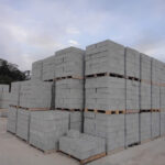 Galpão cheio de materiais prontos para entrega de blocos de concreto